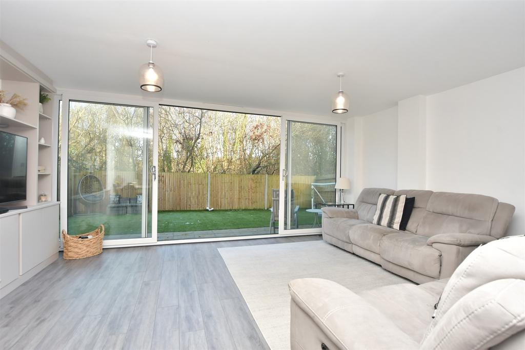 Lounge/ Dining Area