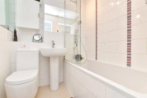 43 Levett Road, Leatherhead, KT22 7EG