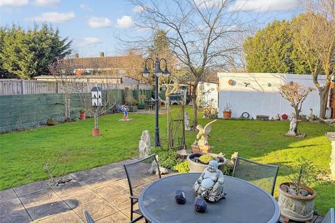 19 Arnold Avenue, Meopham, Gravesend, DA13 0NU