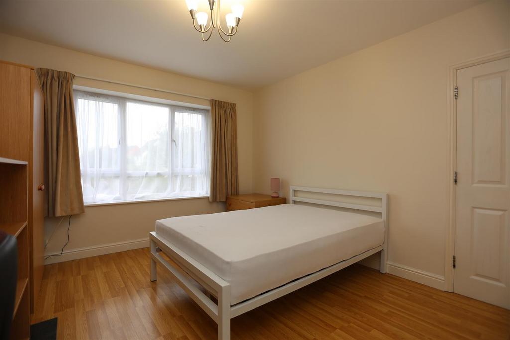 15 Standean Close Bed 1 (2).JPG