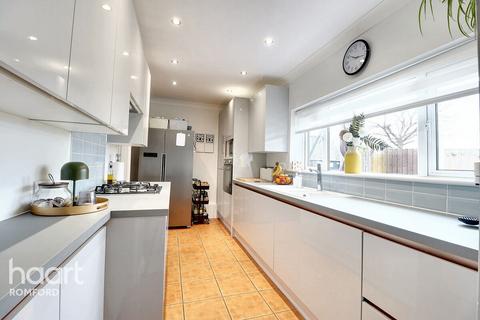 4 bedroom end of terrace house for sale, Bellhouse Road, Romford, RM7 0LS