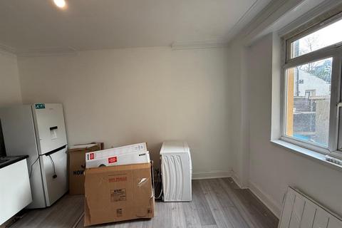 Studio to rent, Kelvin Avenue, Southgate