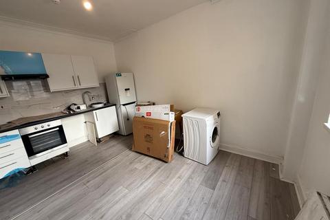 Studio to rent, Kelvin Avenue, Southgate