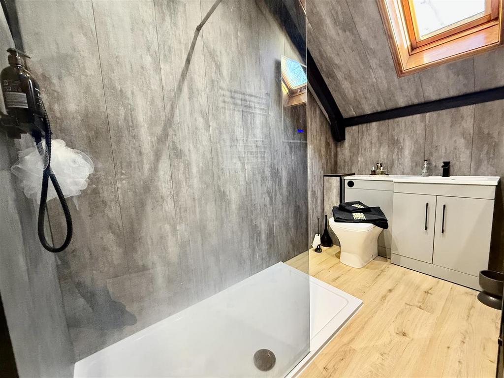 En suite shower room/wc