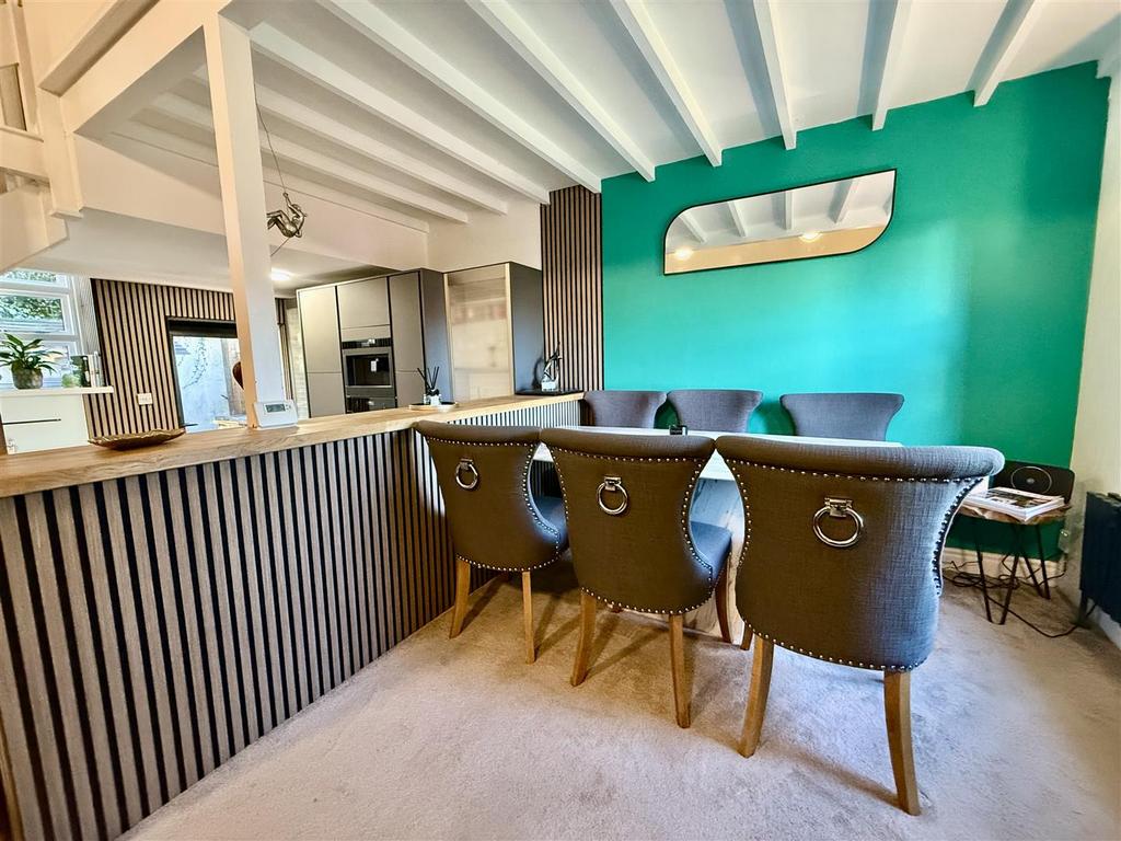 LOUNGE &amp; DINER