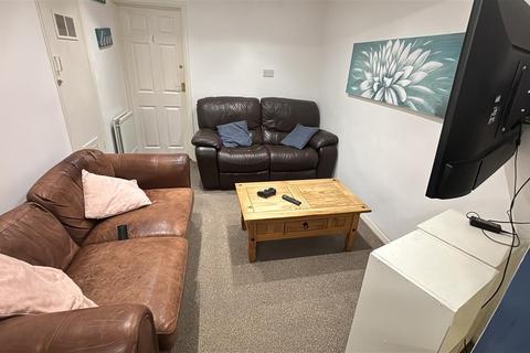 5 bedroom end of terrace house to rent, Tennyson Avenue, Canterbury