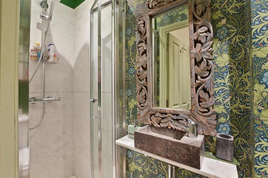 15-5c52 GCWT - 60 Clifford Gdns - Shower -Original