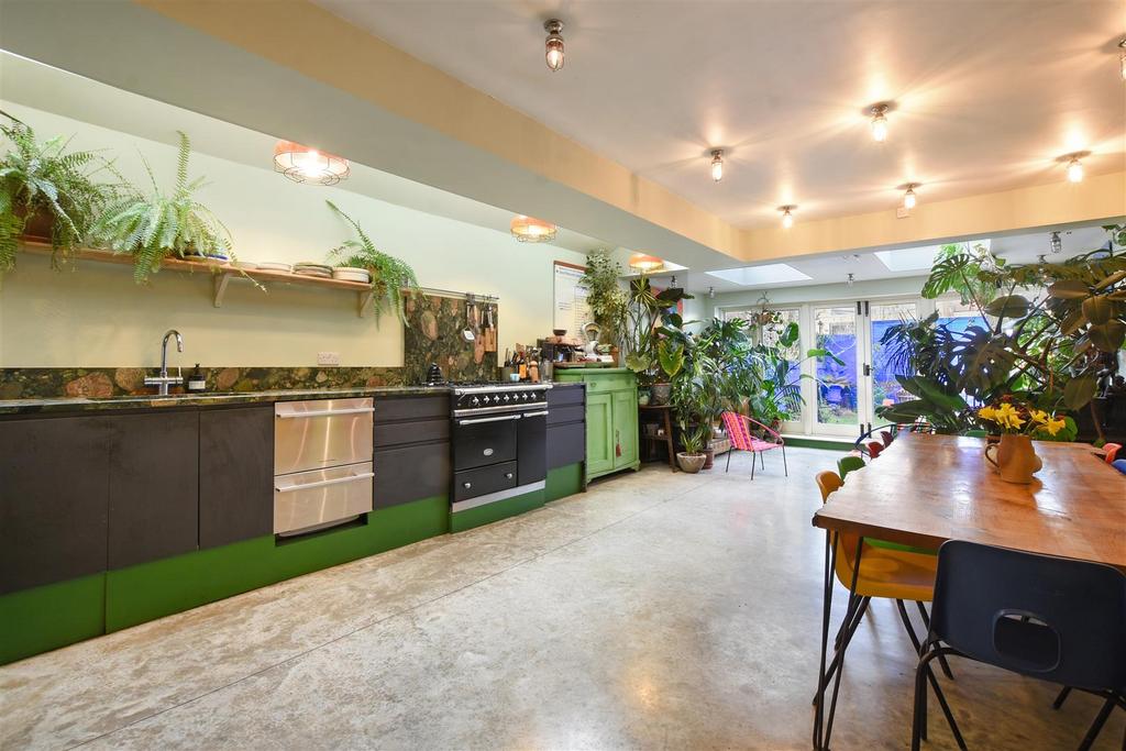 07-4fba GCWT - 60 Clifford Gdns - Kitchen -Original