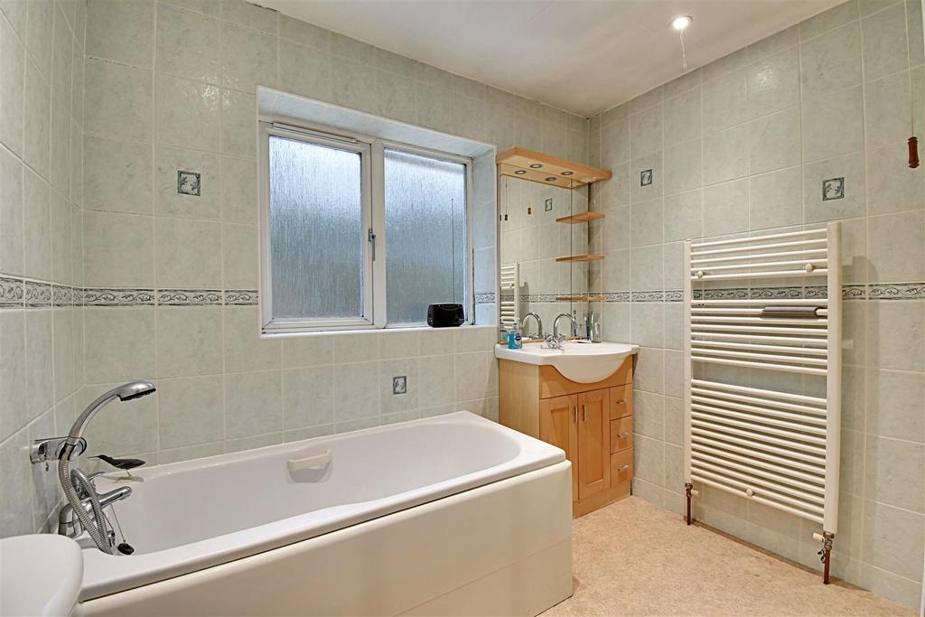 Bathroom 1.jpg