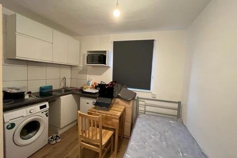 Studio to rent, New Parade, High Street UB7