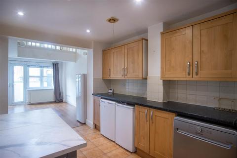 2 bedroom ground floor flat for sale, Park Road, London N14