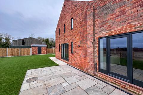 4 bedroom barn conversion to rent, Rackham's Corner, NR32