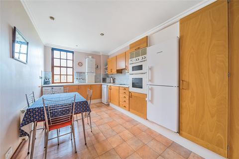 2 bedroom flat for sale, Queens Reach, East Molesey, KT8