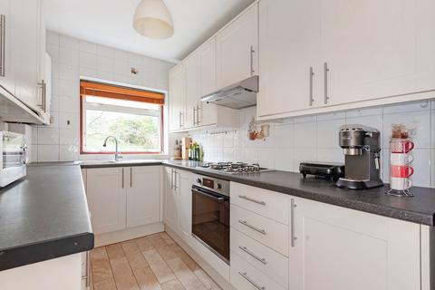 6 Oak Tree Close, London, W5 2AQ