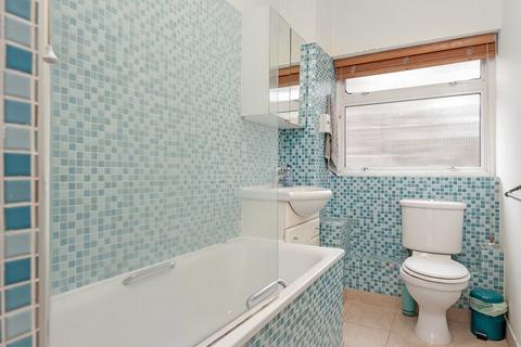 6 Oak Tree Close, London, W5 2AQ