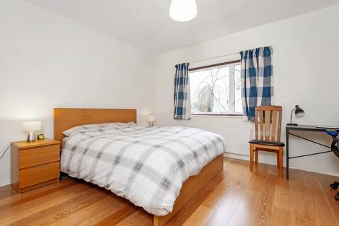 6 Oak Tree Close, London, W5 2AQ
