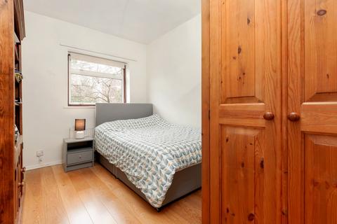 6 Oak Tree Close, London, W5 2AQ