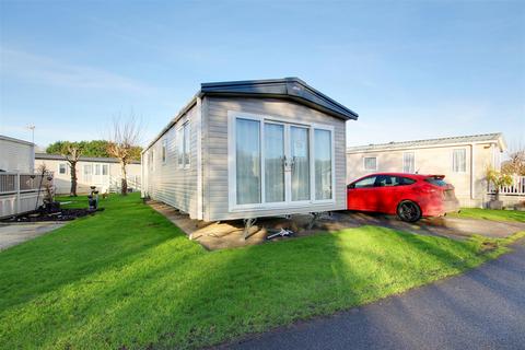 2 bedroom chalet for sale, Woodthorpe Leisure Park, Alford LN13