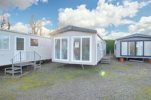 2 bedroom chalet for sale, Woodthorpe Leisure Park, Alford LN13