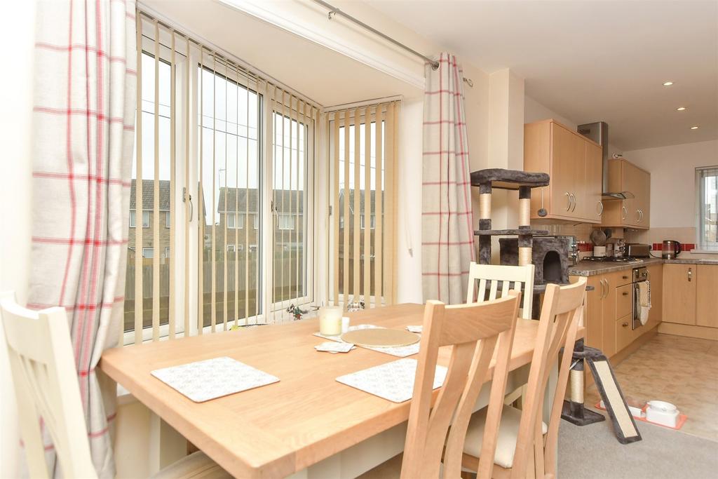 Lounge/Dining Area