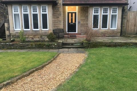 3 bedroom flat to rent, North Park Road, Leeds, West Yorkshire, LS8