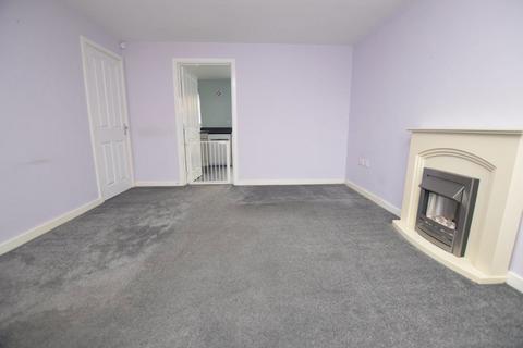 3 bedroom semi-detached house to rent, Cooke Close, Leigh