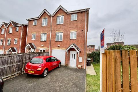 3 bedroom townhouse to rent, Paxton Court, Armley, Leeds