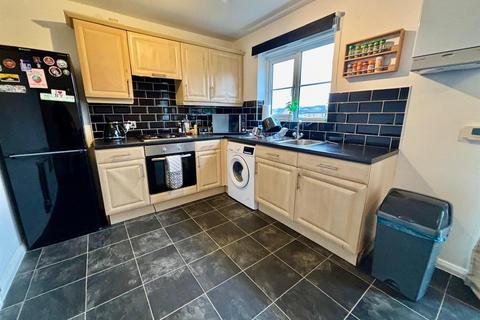 3 bedroom townhouse to rent, Paxton Court, Armley, Leeds