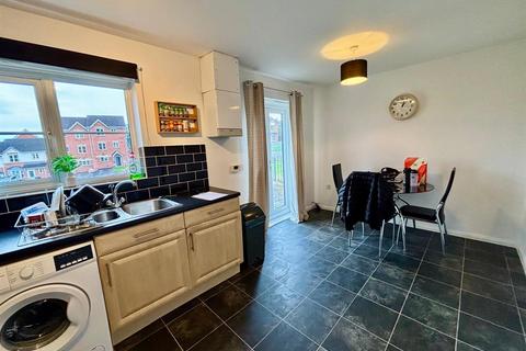 3 bedroom townhouse to rent, Paxton Court, Armley, Leeds