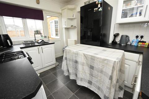 2 bedroom bungalow for sale, Waarden Road, Canvey Island SS8