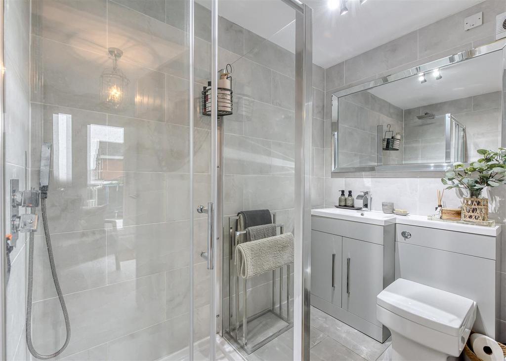 3 Ashley Gardens-bed1 ensuite.jpg