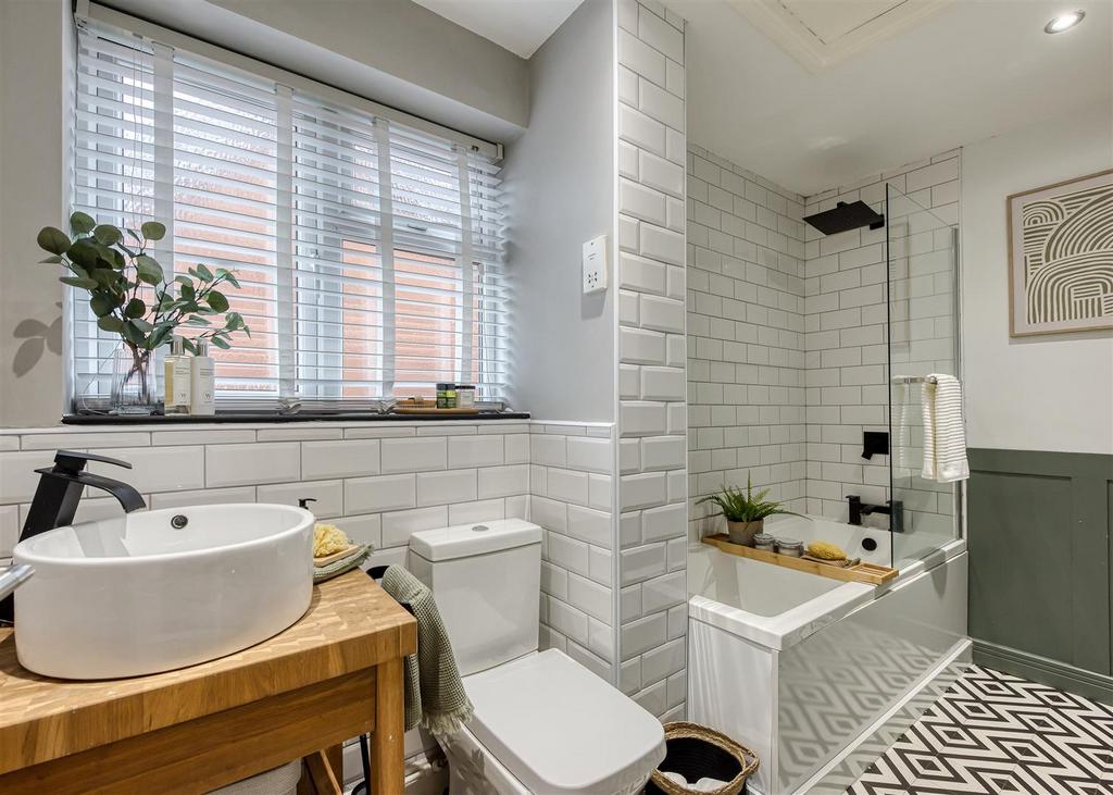 3 Ashley Gardens-bathroom.jpg