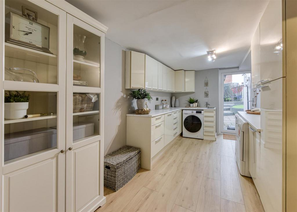 3 Ashley Gardens-laundry.jpg