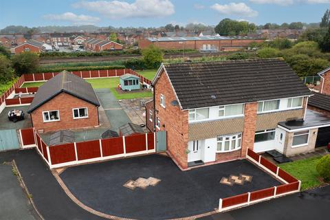 3 bedroom semi-detached house for sale, Bray Close, Sydney, Crewe