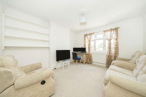 2 bedroom flat to rent, Dallington Close, Walton-On-Thames KT12