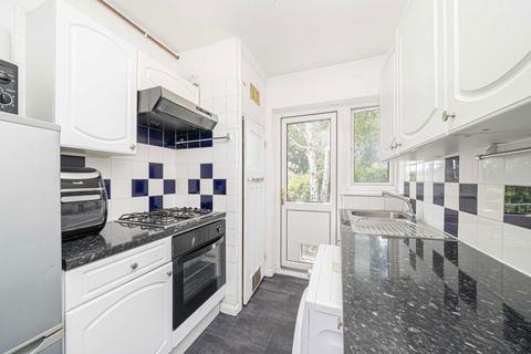 2 bedroom flat to rent, Dallington Close, Walton-On-Thames KT12