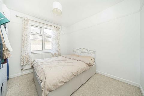 2 bedroom flat to rent, Dallington Close, Walton-On-Thames KT12