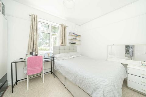 2 bedroom flat to rent, Dallington Close, Walton-On-Thames KT12