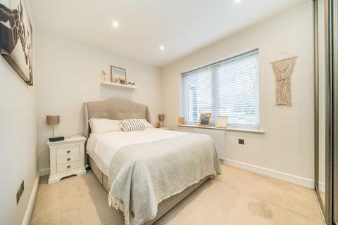 1 bedroom flat for sale, Baker Street, Weybridge KT13