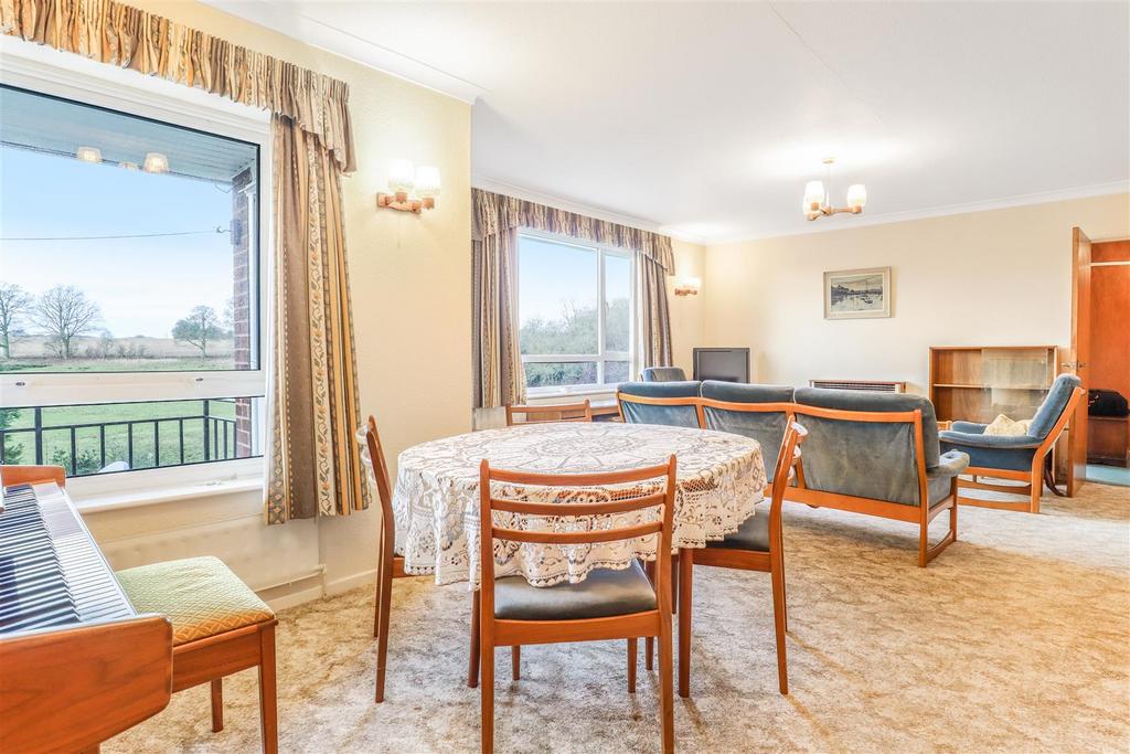 Lounge/ Dining Room