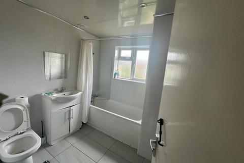 5 bedroom end of terrace house to rent, Hounslow