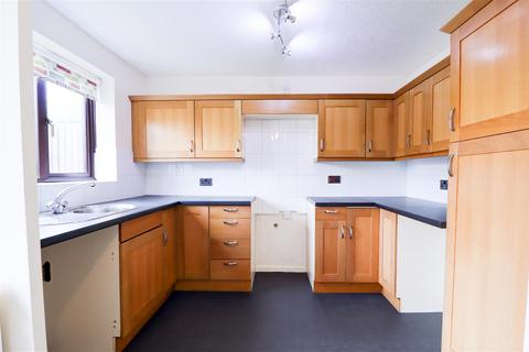 4 bedroom semi-detached house to rent, St. Michaels Close, Evesham