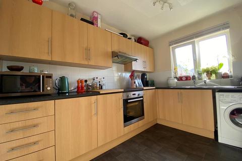 2 bedroom flat to rent, New Road, Meopham, Kent