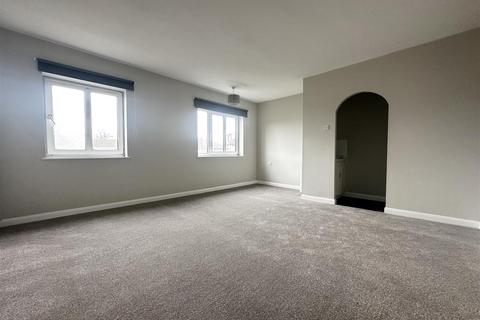 2 bedroom flat to rent, New Road, Meopham, Kent