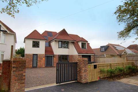 4 bedroom detached house to rent, Close to GCHQ