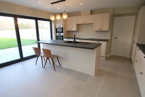 4 bedroom detached house to rent, Close to GCHQ