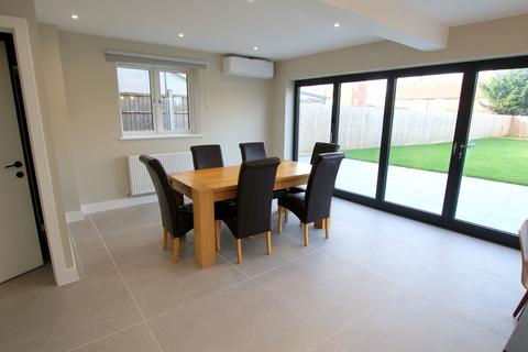 4 bedroom detached house to rent, Close to GCHQ