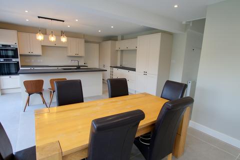 4 bedroom detached house to rent, Close to GCHQ