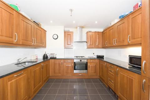 2 bedroom apartment to rent, Station Road, Redhill