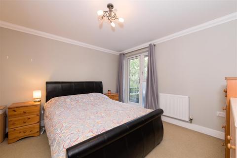 2 bedroom apartment to rent, Station Road, Redhill